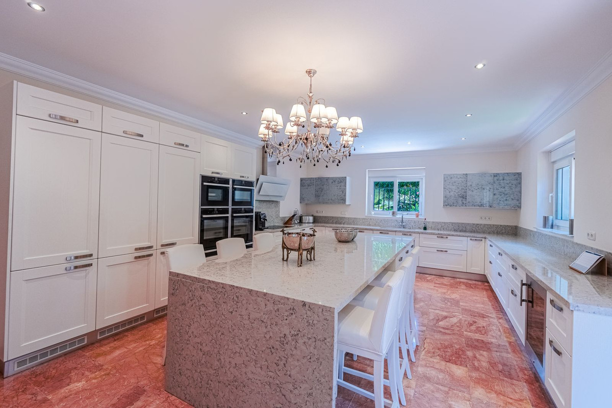 6 Bed Townhouse for sale in El Paraiso Costa Del Sol, Málaga, Spain