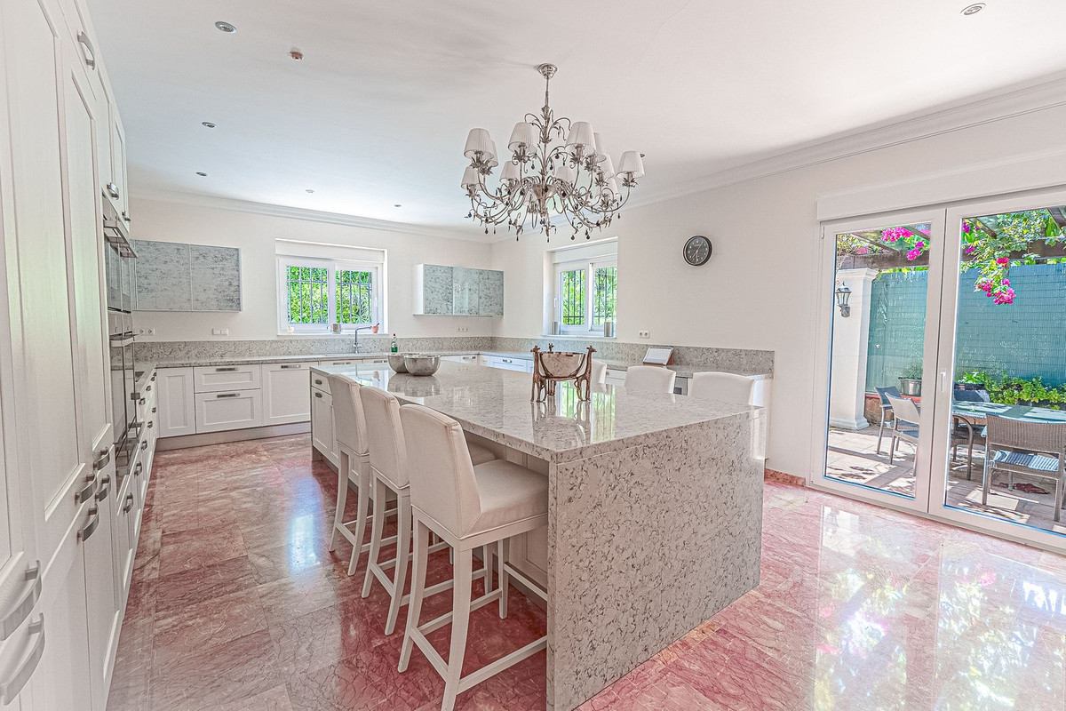 6 Bed Townhouse for sale in El Paraiso Costa Del Sol, Málaga, Spain