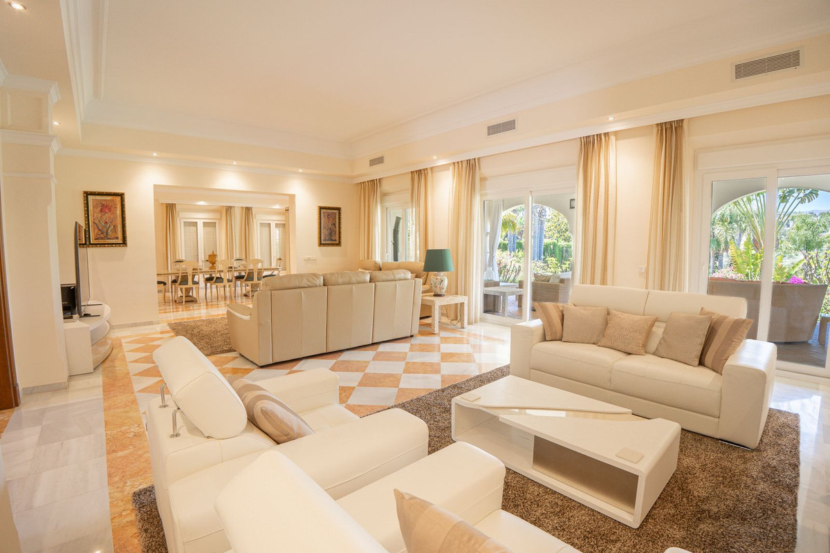 6 Bed Townhouse for sale in El Paraiso Costa Del Sol, Málaga, Spain