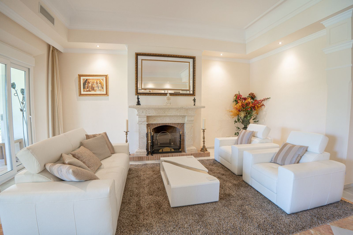 6 Bed Townhouse for sale in El Paraiso Costa Del Sol, Málaga, Spain
