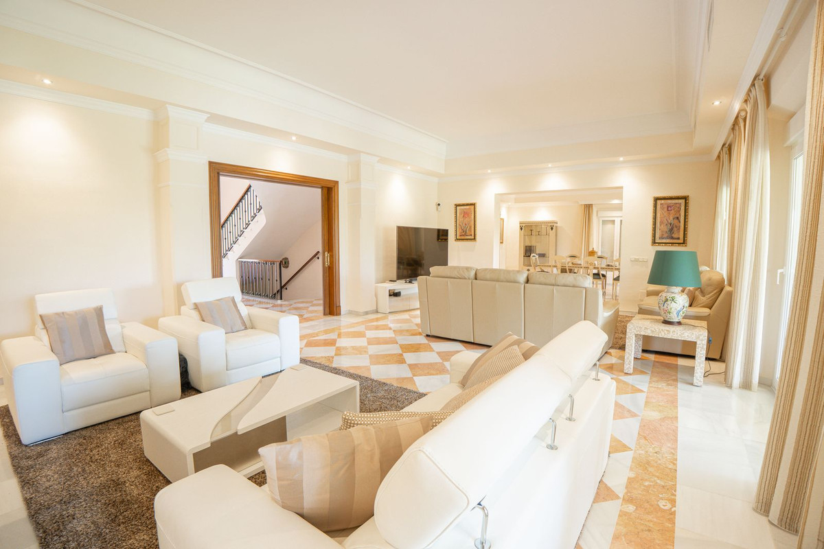 6 Bed Townhouse for sale in El Paraiso Costa Del Sol, Málaga, Spain