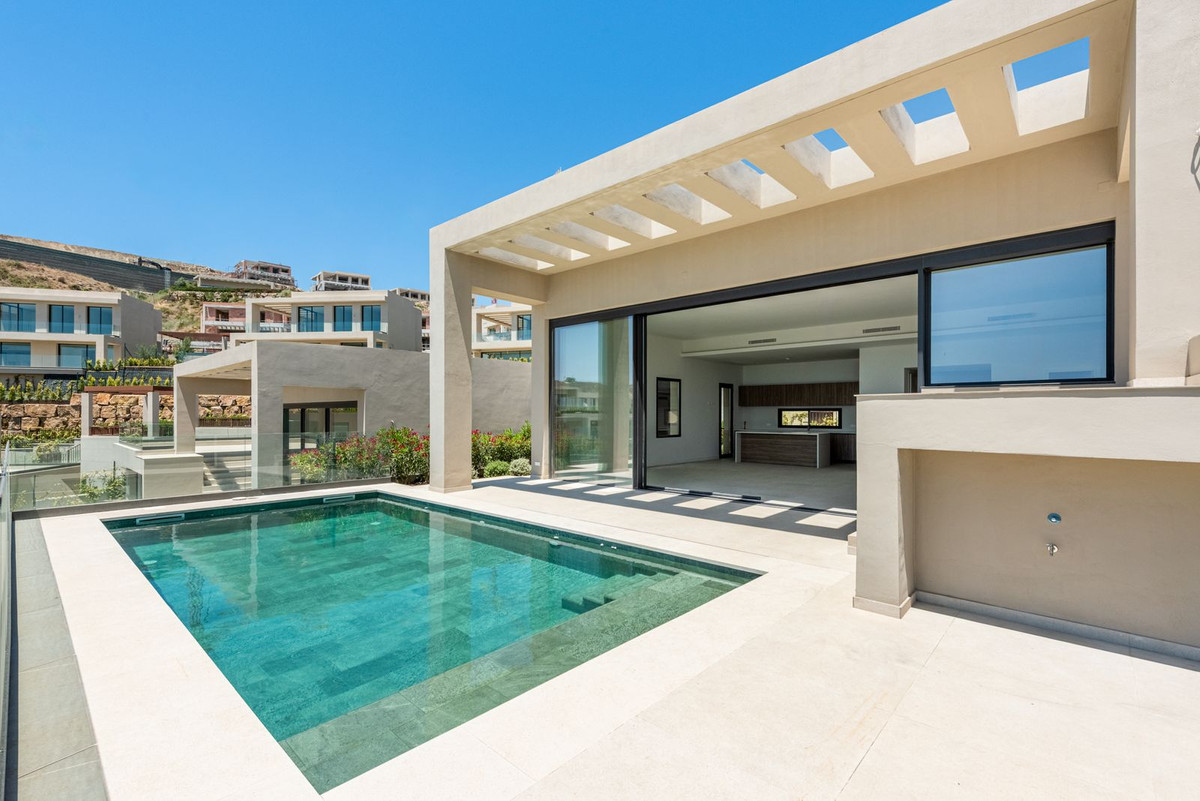 3 Bed Townhouse for sale in Benahavís Costa Del Sol, Málaga, Spain