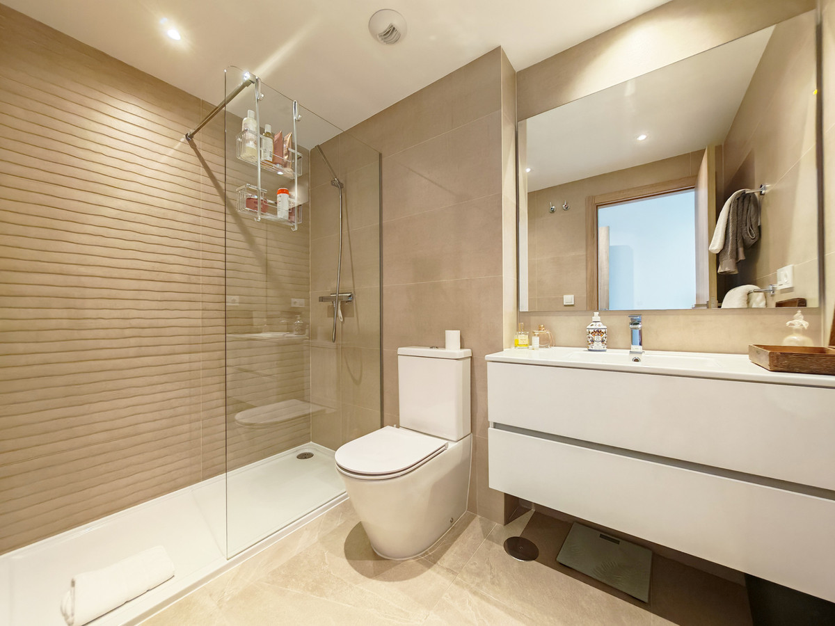 Se vende Apartamento Planta Media de 2 dormitorios en Costa Del Sol, Málaga, España