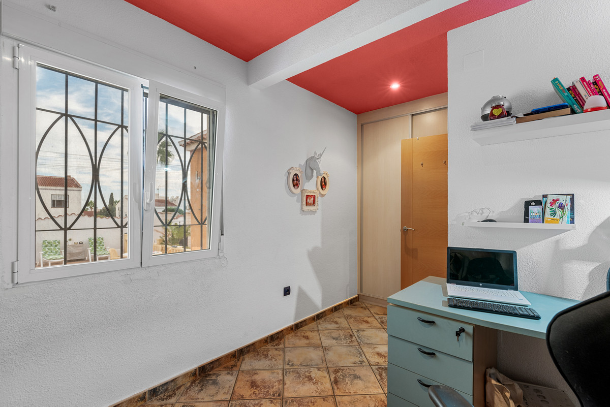 Se vende Villa - Chalet de 4 dormitorios en Costa Blanca, Alicante, España
