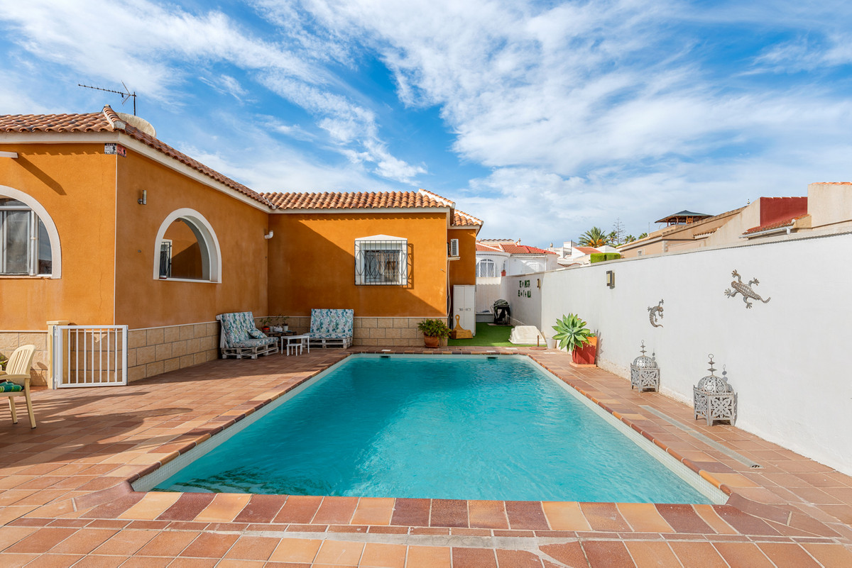 Se vende Villa - Chalet de 4 dormitorios en Costa Blanca, Alicante, España