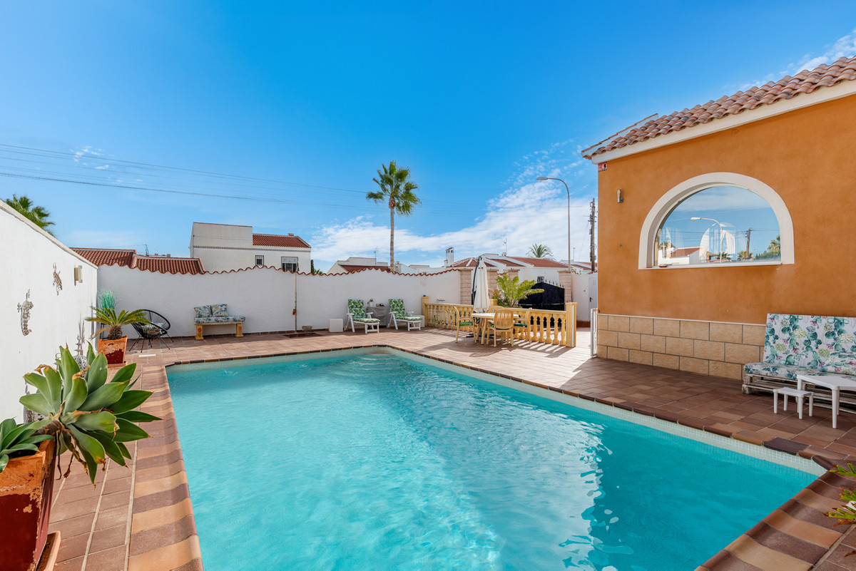 Se vende Villa - Chalet de 4 dormitorios en Costa Blanca, Alicante, España