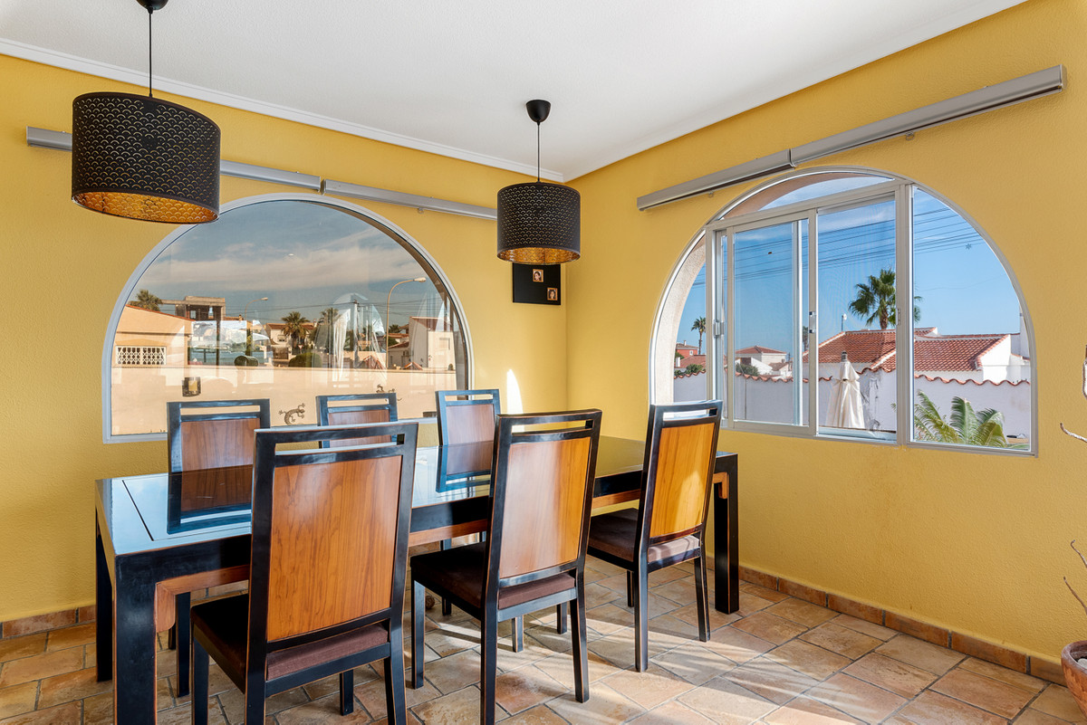 Se vende Villa - Chalet de 4 dormitorios en Costa Blanca, Alicante, España