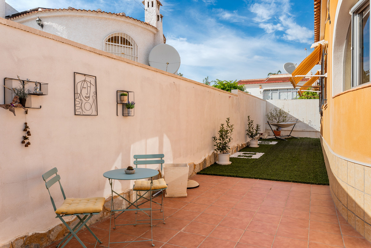 Se vende Villa - Chalet de 4 dormitorios en Costa Blanca, Alicante, España