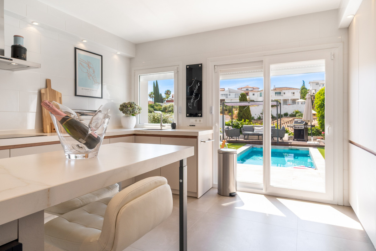 Se vende Villa - Chalet de 4 dormitorios en Costa Del Sol, Málaga, España