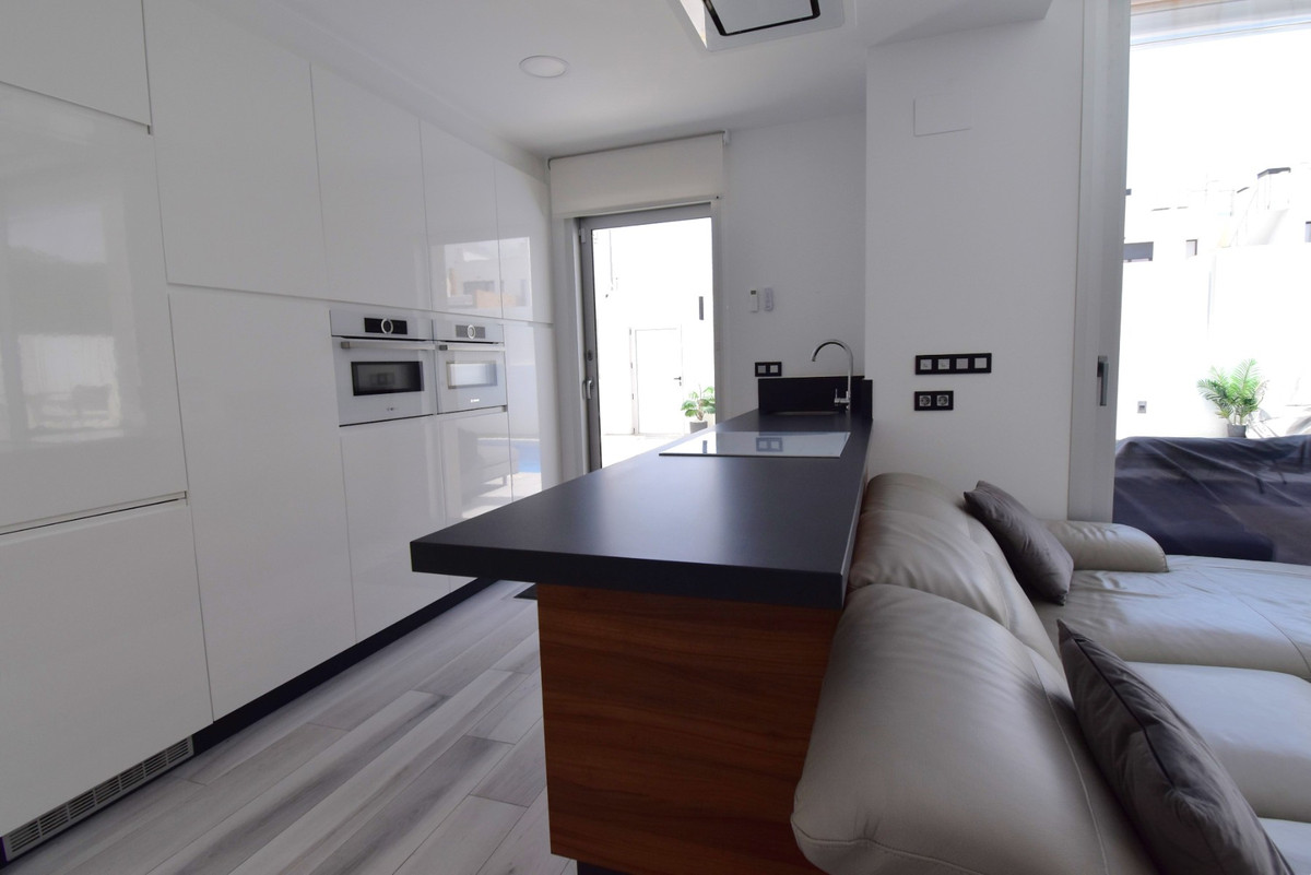 Se vende Villa - Chalet de 4 dormitorios en Costa Blanca, Alicante, España