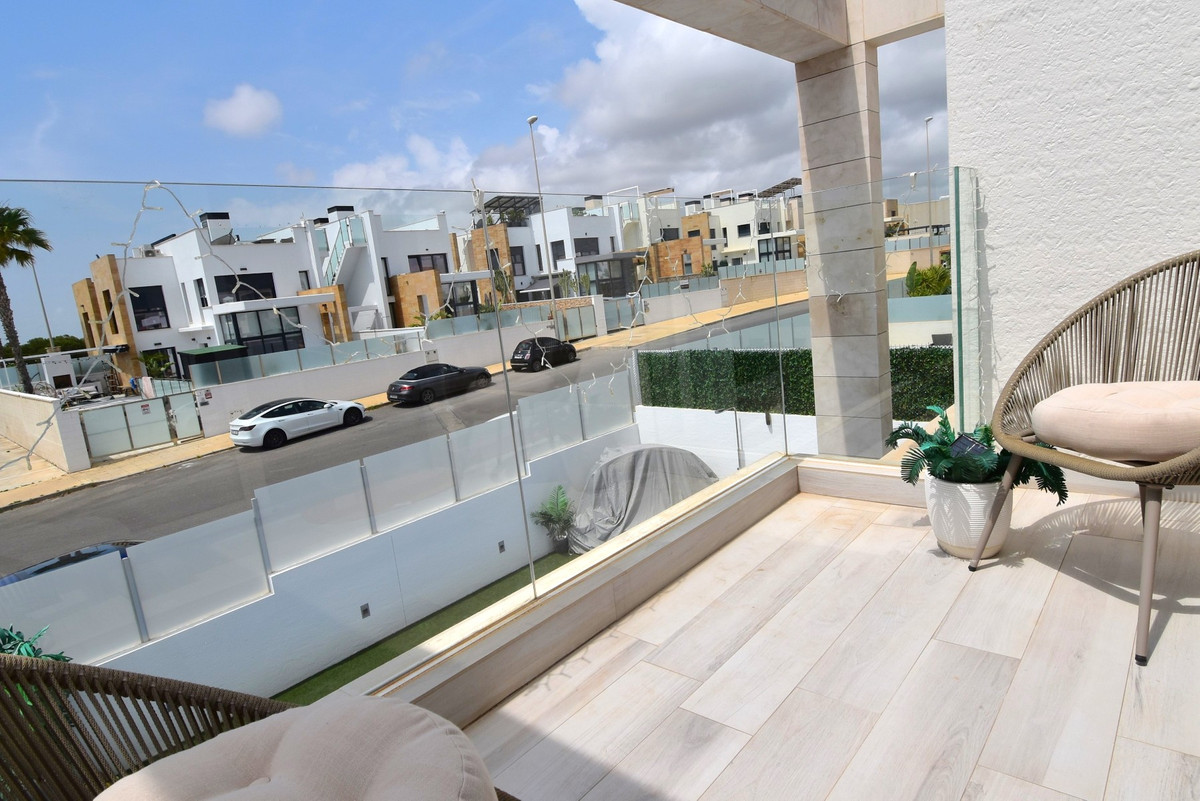 Se vende Villa - Chalet de 4 dormitorios en Costa Blanca, Alicante, España