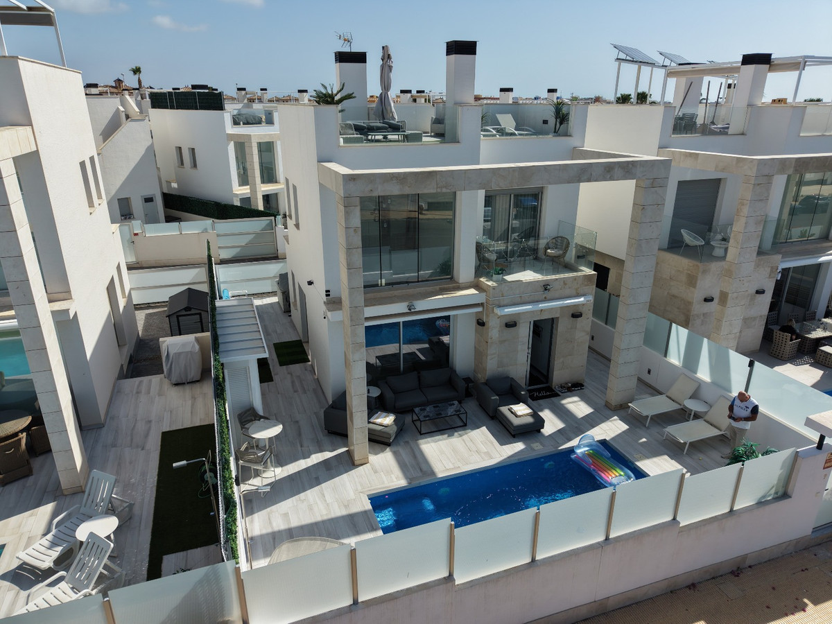 Se vende Villa - Chalet de 4 dormitorios en Costa Blanca, Alicante, España