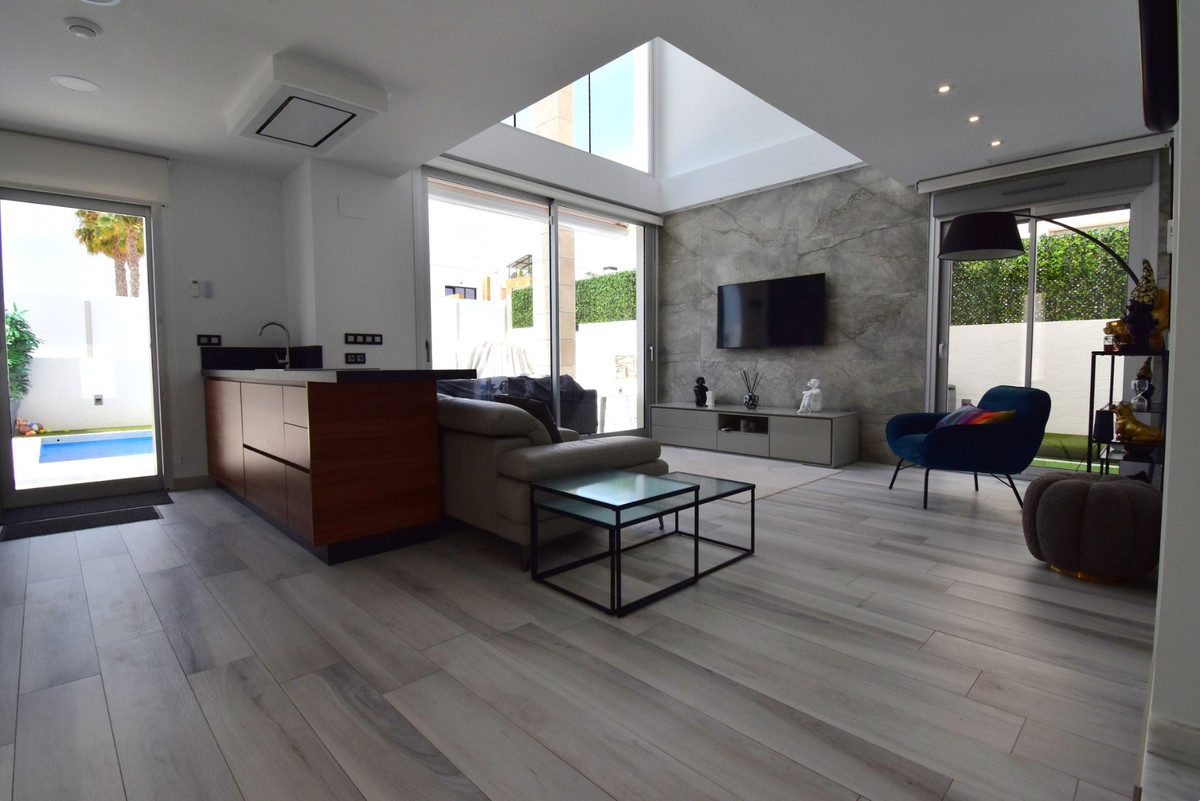 Se vende Villa - Chalet de 4 dormitorios en Costa Blanca, Alicante, España