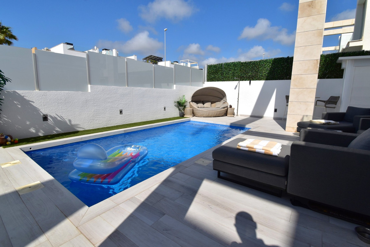 Se vende Villa - Chalet de 4 dormitorios en Costa Blanca, Alicante, España