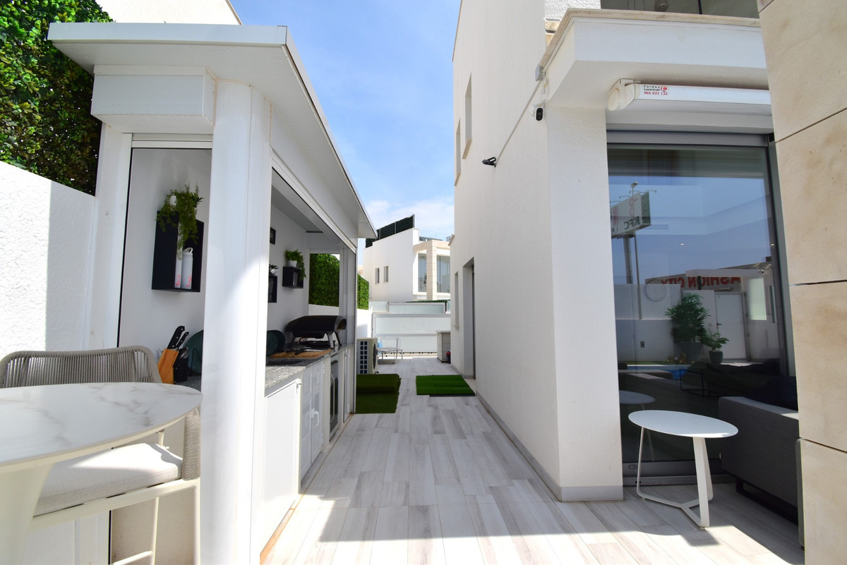 Se vende Villa - Chalet de 4 dormitorios en Costa Blanca, Alicante, España
