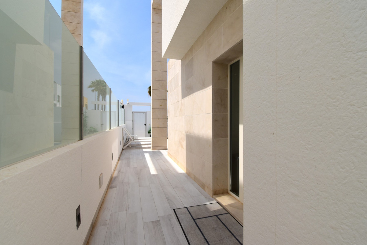 Se vende Villa - Chalet de 4 dormitorios en Costa Blanca, Alicante, España