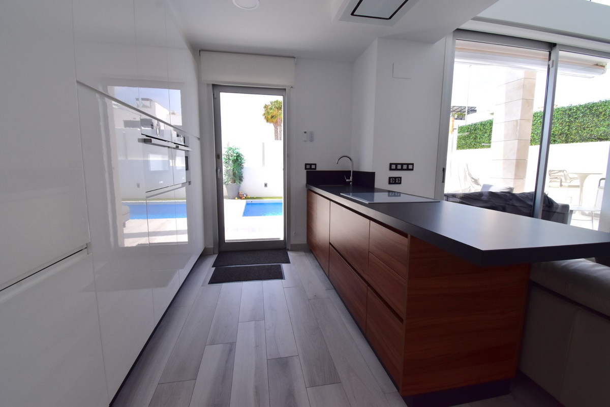 Se vende Villa - Chalet de 4 dormitorios en Costa Blanca, Alicante, España