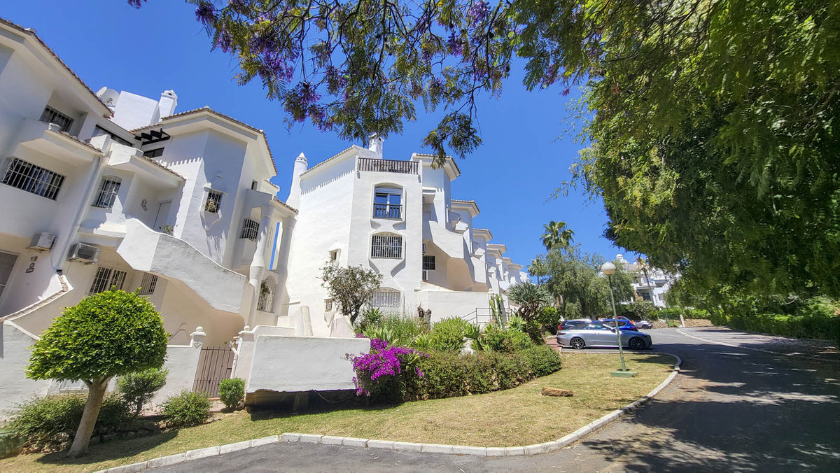 2 Bed Apartment for sale in Calahonda Costa Del Sol, Málaga, Spain