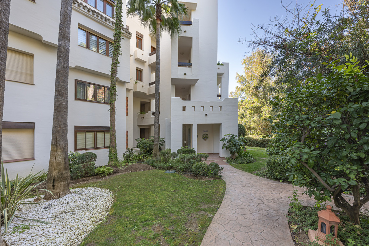 3 Bed Apartment for sale in Estepona Costa Del Sol, Málaga, Spain