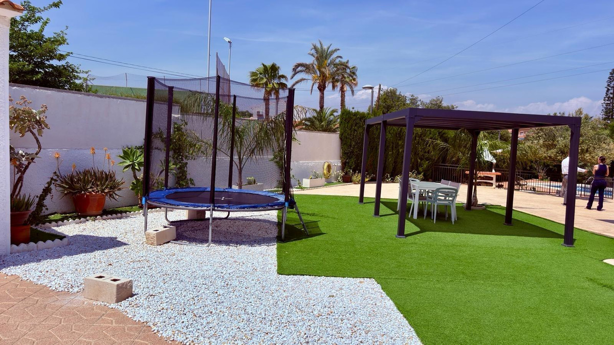 Se vende Villa - Chalet de 4 dormitorios en Costa Blanca, Alicante, España