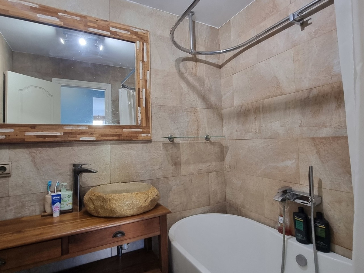 Se vende Apartamento Planta Media de 2 dormitorios en Costa Del Sol, Málaga, España