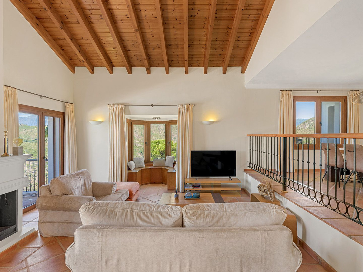 5 Bed Townhouse for sale in Benahavís Costa Del Sol, Málaga, Spain