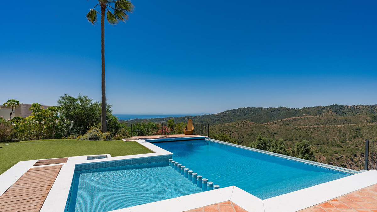 5 Bed Townhouse for sale in Benahavís Costa Del Sol, Málaga, Spain