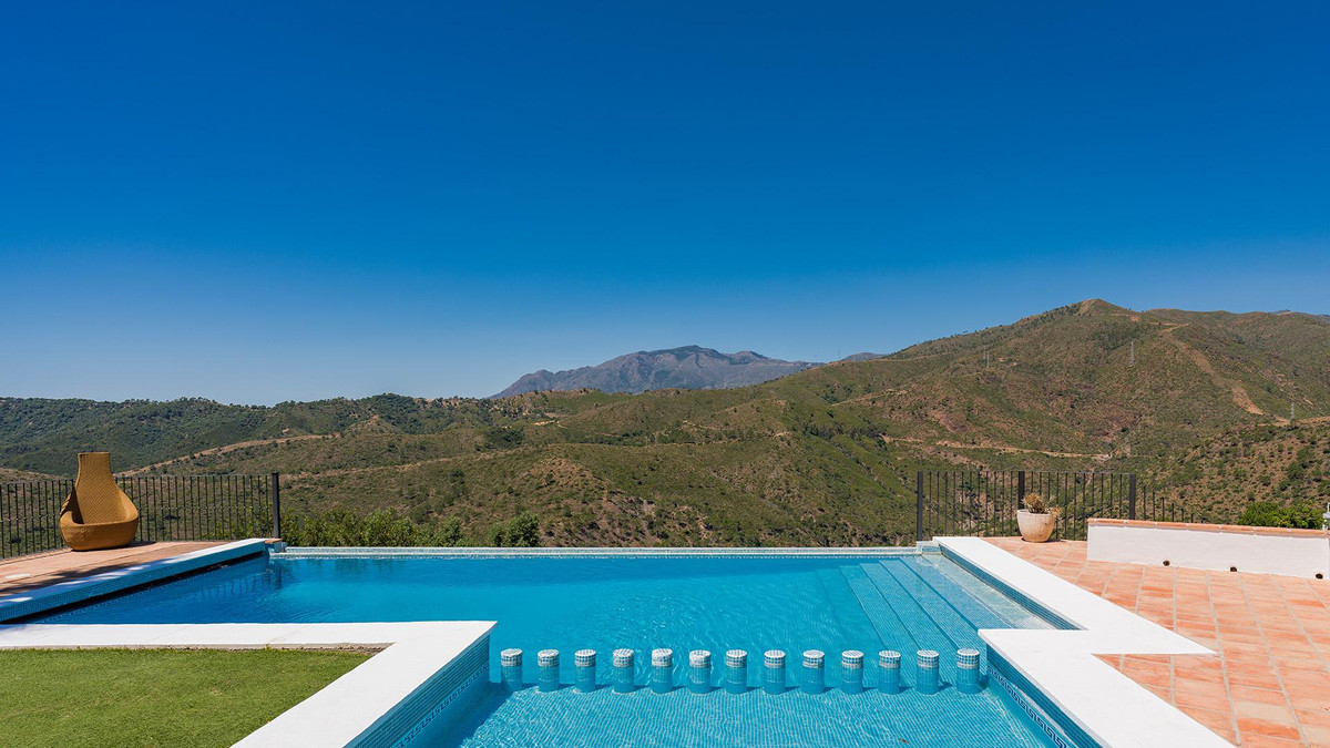5 Bed Townhouse for sale in Benahavís Costa Del Sol, Málaga, Spain