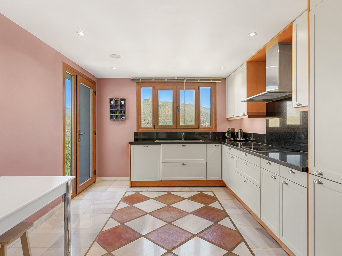 5 Bed Townhouse for sale in Benahavís Costa Del Sol, Málaga, Spain