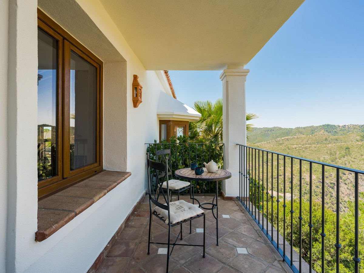 5 Bed Townhouse for sale in Benahavís Costa Del Sol, Málaga, Spain