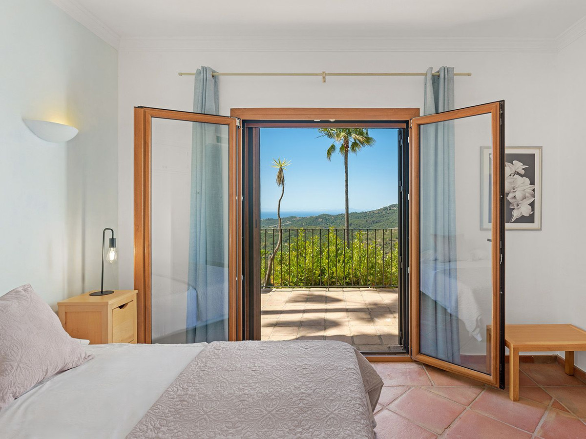 5 Bed Townhouse for sale in Benahavís Costa Del Sol, Málaga, Spain