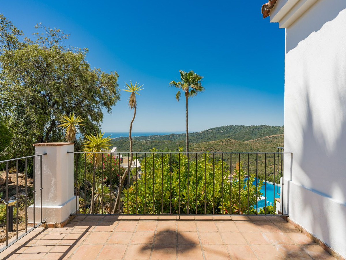 5 Bed Townhouse for sale in Benahavís Costa Del Sol, Málaga, Spain