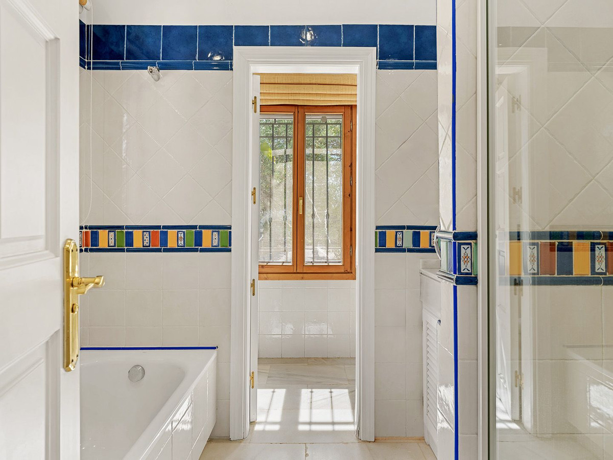 5 Bed Townhouse for sale in Benahavís Costa Del Sol, Málaga, Spain