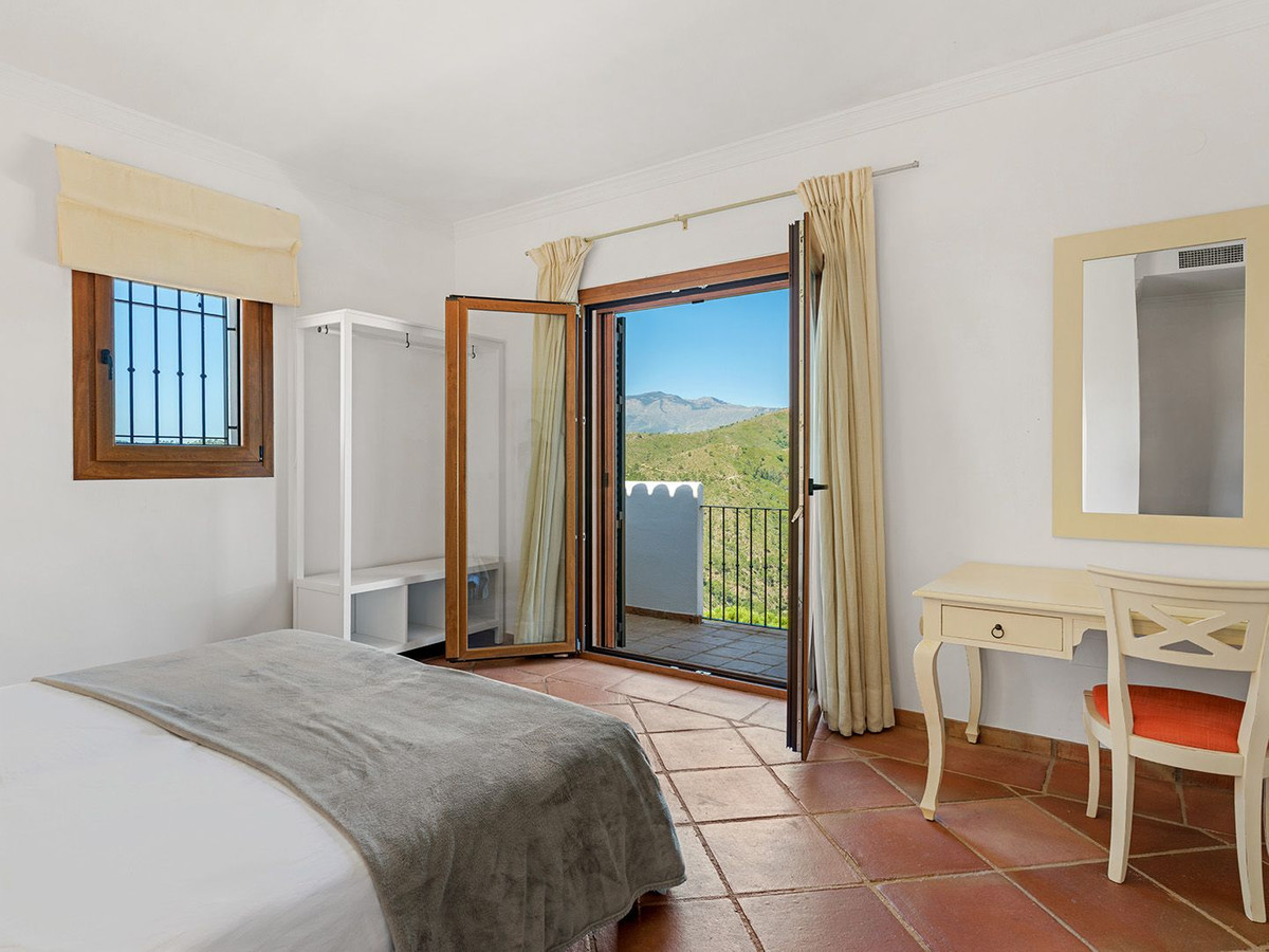 5 Bed Townhouse for sale in Benahavís Costa Del Sol, Málaga, Spain