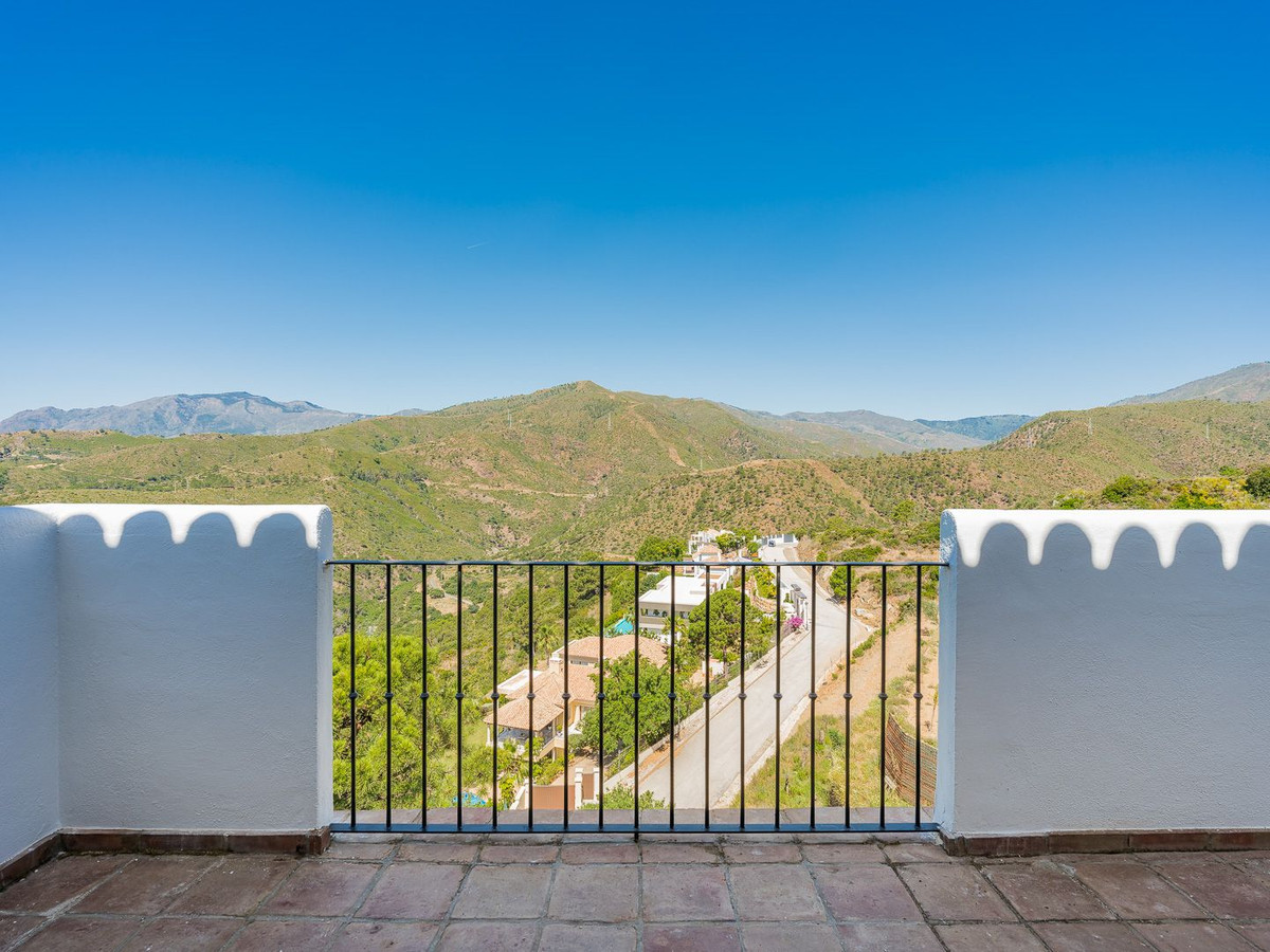 5 Bed Townhouse for sale in Benahavís Costa Del Sol, Málaga, Spain