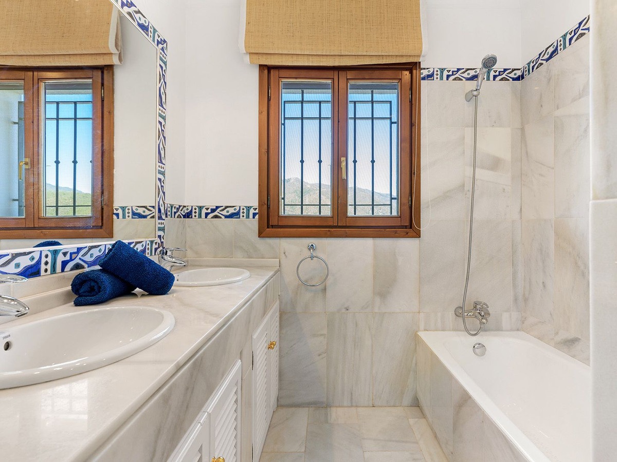 5 Bed Townhouse for sale in Benahavís Costa Del Sol, Málaga, Spain