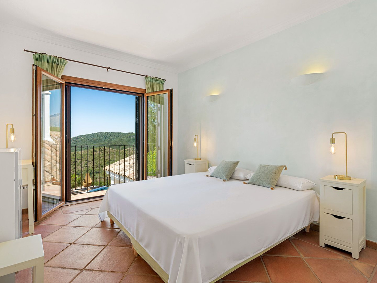 5 Bed Townhouse for sale in Benahavís Costa Del Sol, Málaga, Spain