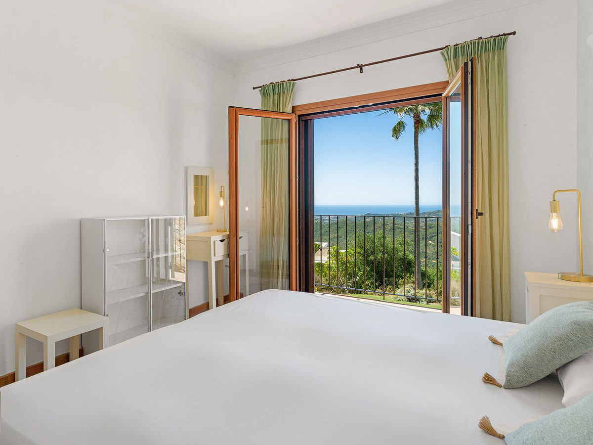 5 Bed Townhouse for sale in Benahavís Costa Del Sol, Málaga, Spain