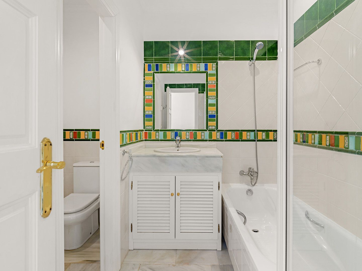 5 Bed Townhouse for sale in Benahavís Costa Del Sol, Málaga, Spain