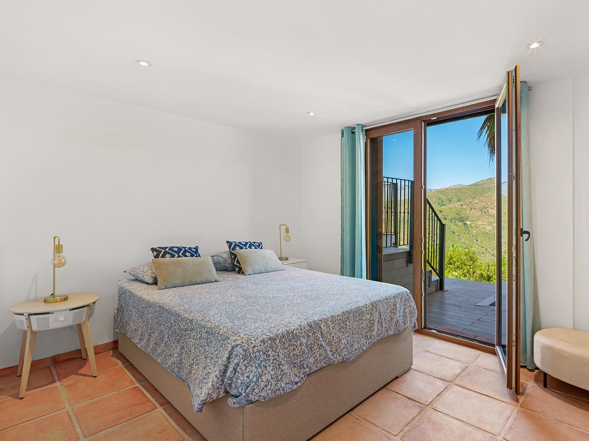 5 Bed Townhouse for sale in Benahavís Costa Del Sol, Málaga, Spain