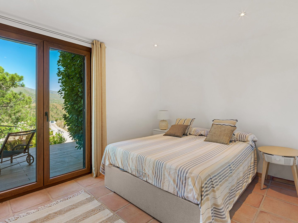 5 Bed Townhouse for sale in Benahavís Costa Del Sol, Málaga, Spain