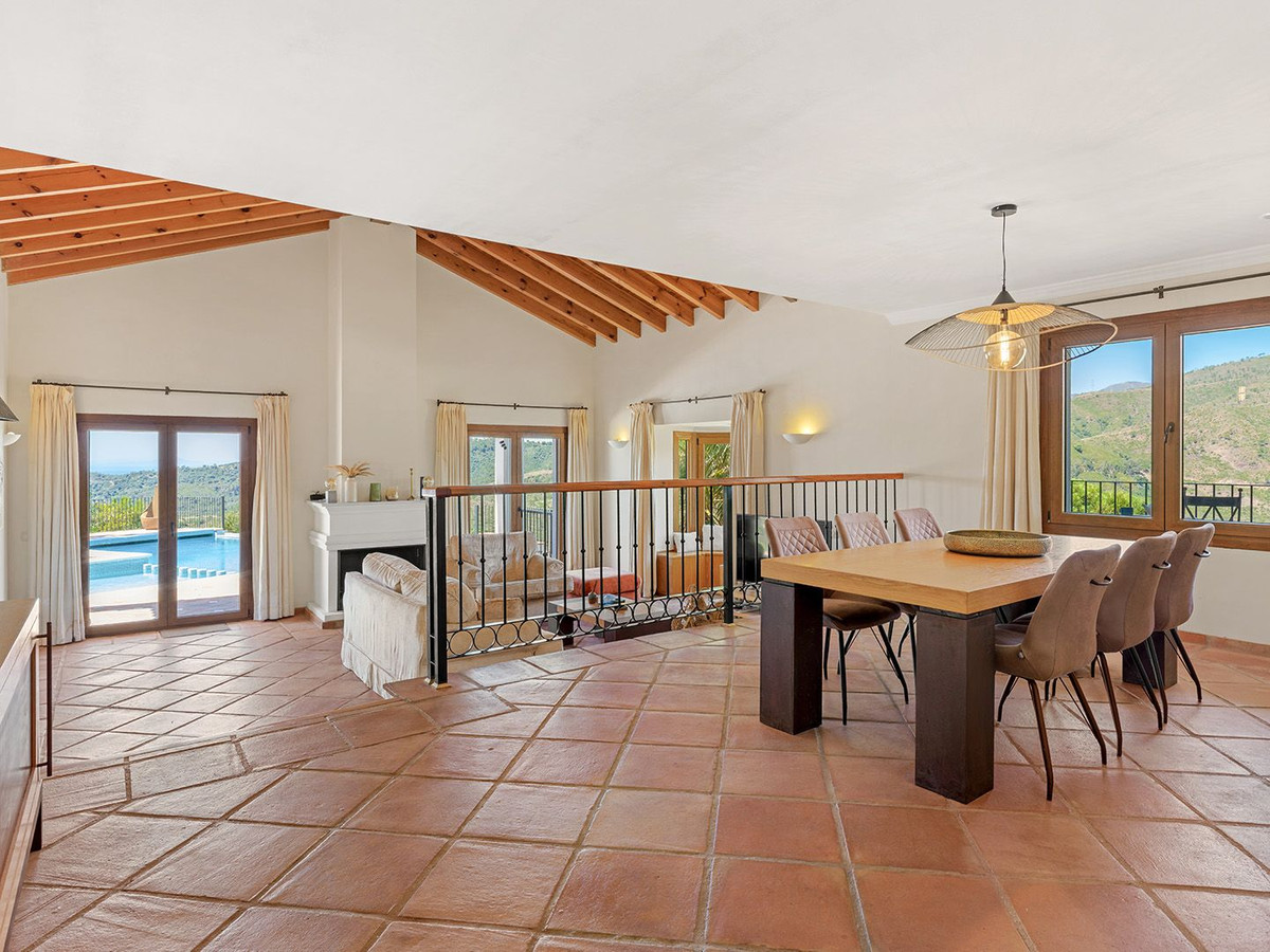 5 Bed Townhouse for sale in Benahavís Costa Del Sol, Málaga, Spain
