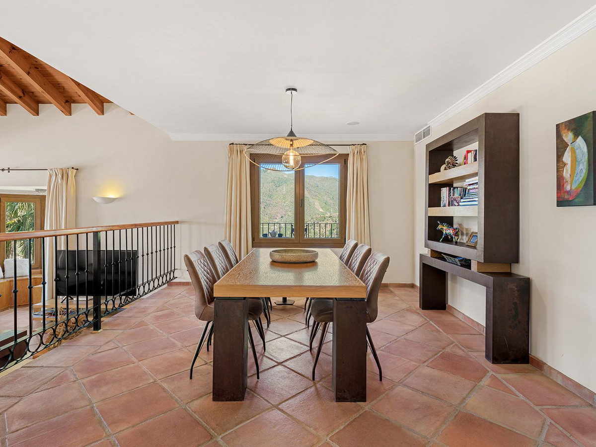 5 Bed Townhouse for sale in Benahavís Costa Del Sol, Málaga, Spain