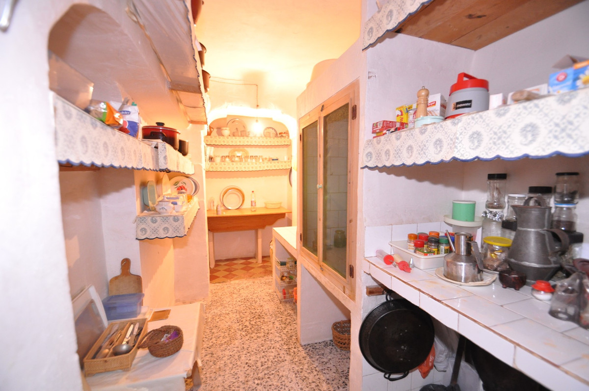 6 Bed Townhouse for sale in Pinoso Costa Blanca, Alicante, Spain