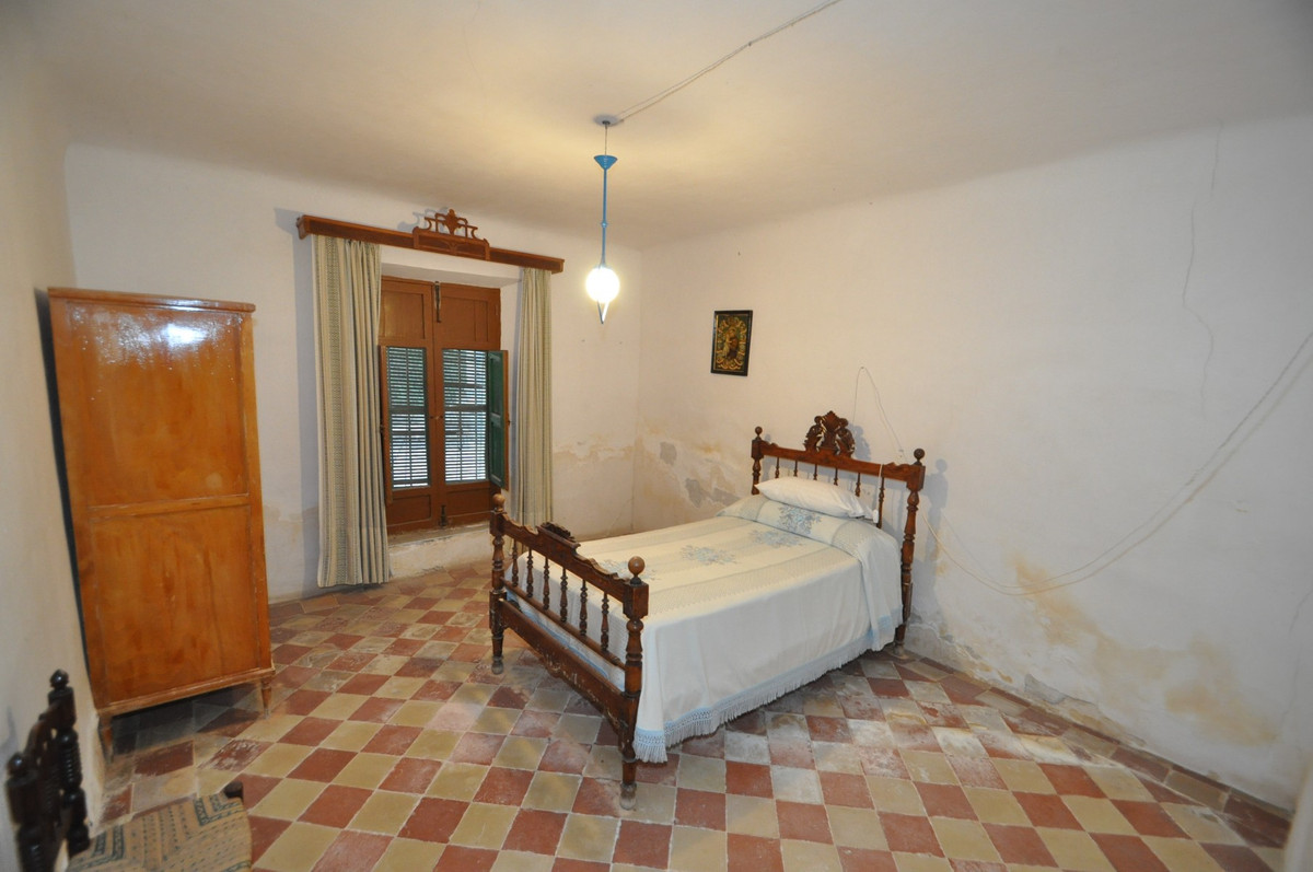 6 Bed Townhouse for sale in Pinoso Costa Blanca, Alicante, Spain