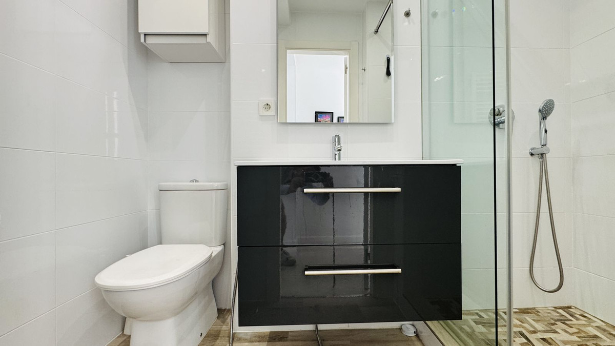 Se vende Apartamento Planta Media de 2 dormitorios en Costa Del Sol, Málaga, España