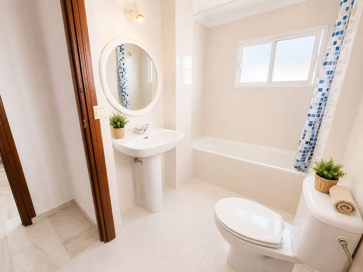 Se vende Villa - Chalet de 3 dormitorios en Costa Del Sol, Málaga, España