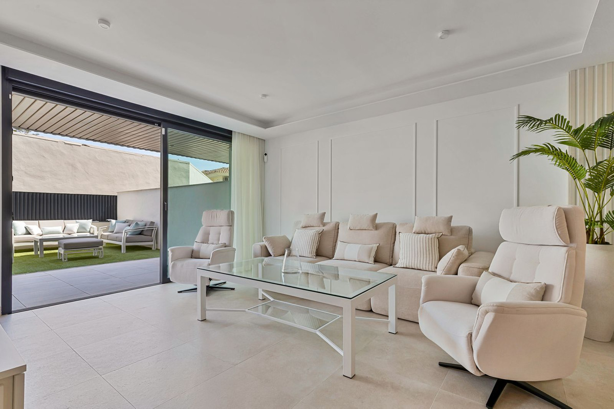 2 Bed Apartment for sale in Fuengirola Costa Del Sol, Málaga, Spain