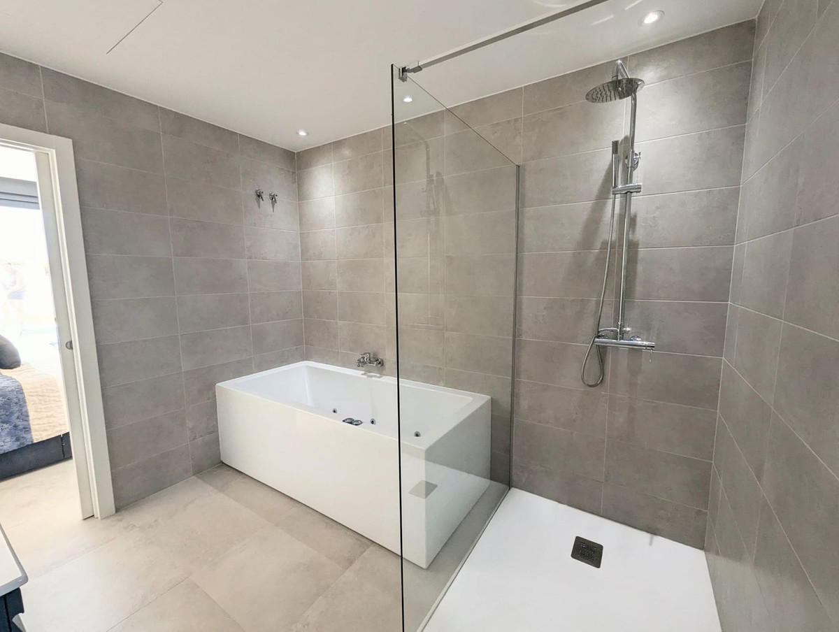 Se vende Villa - Chalet de 3 dormitorios en Costa Del Sol, Málaga, España