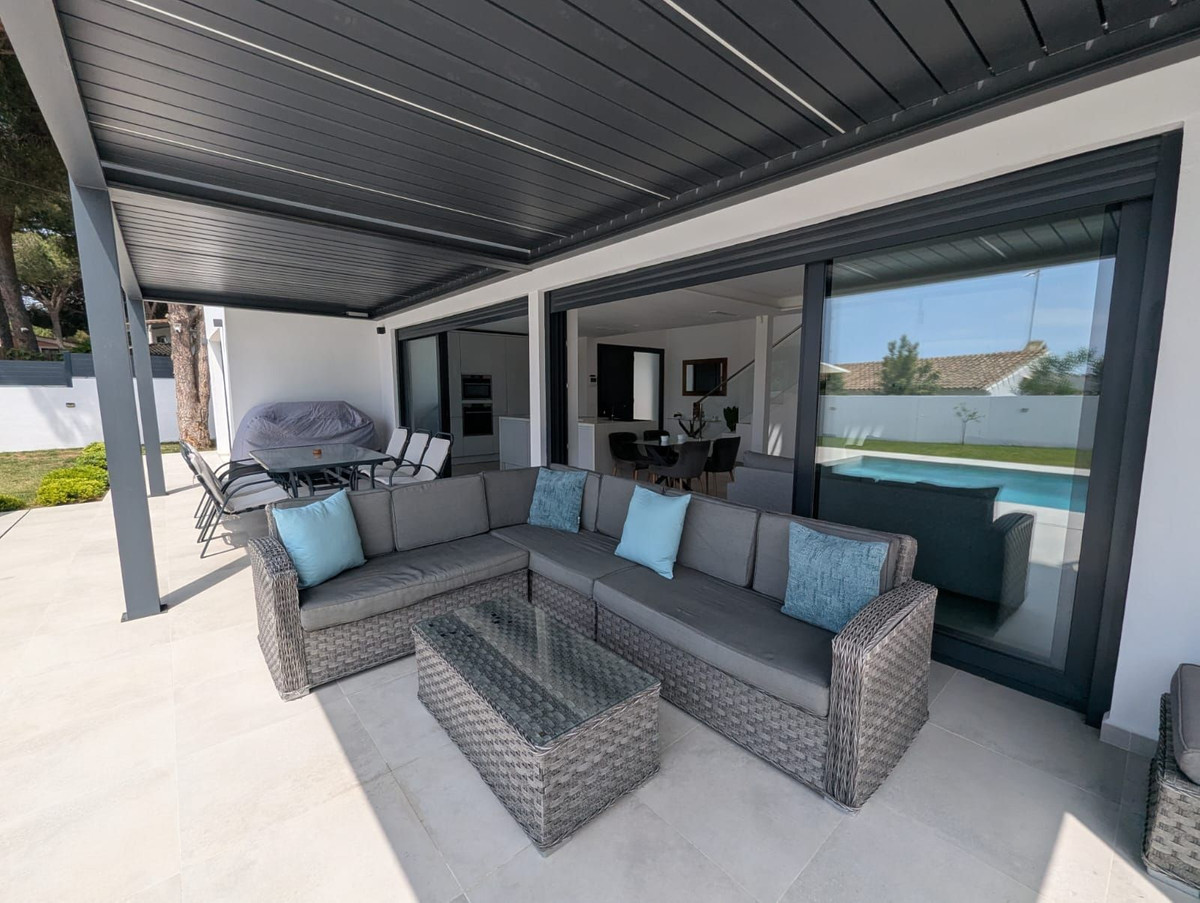 Se vende Villa - Chalet de 3 dormitorios en Costa Del Sol, Málaga, España